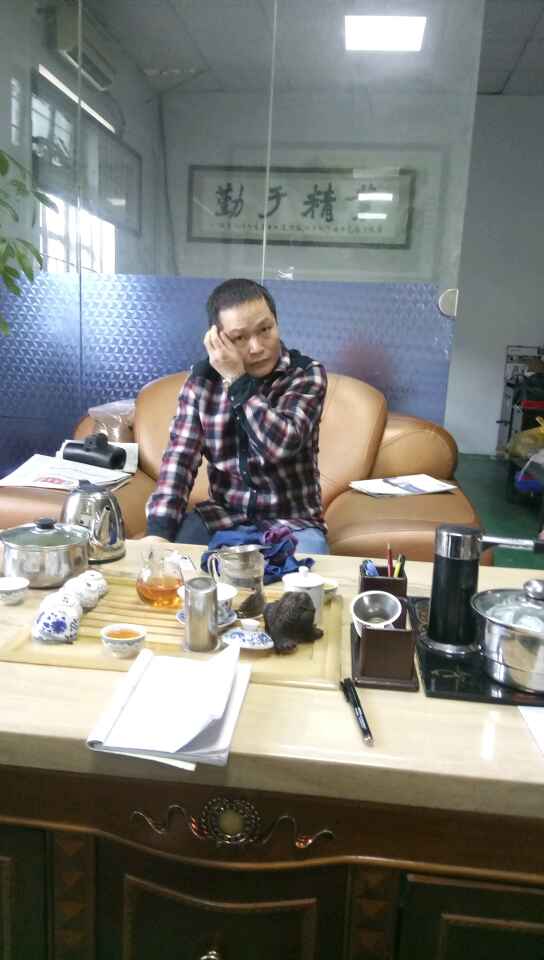 鄒生（南海陳祥明老板公司同事）輕松的聽凱恩利業(yè)務(wù)人員講解后，邊思考邊想什么時(shí)候訂機(jī)為好......