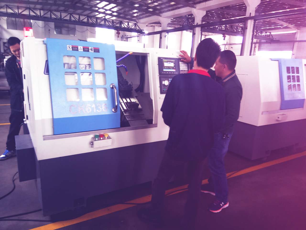 凱恩利技術(shù)人員馬生培訓(xùn)李建林老板數(shù)控車床的操作方法簡單的保養(yǎng)維護