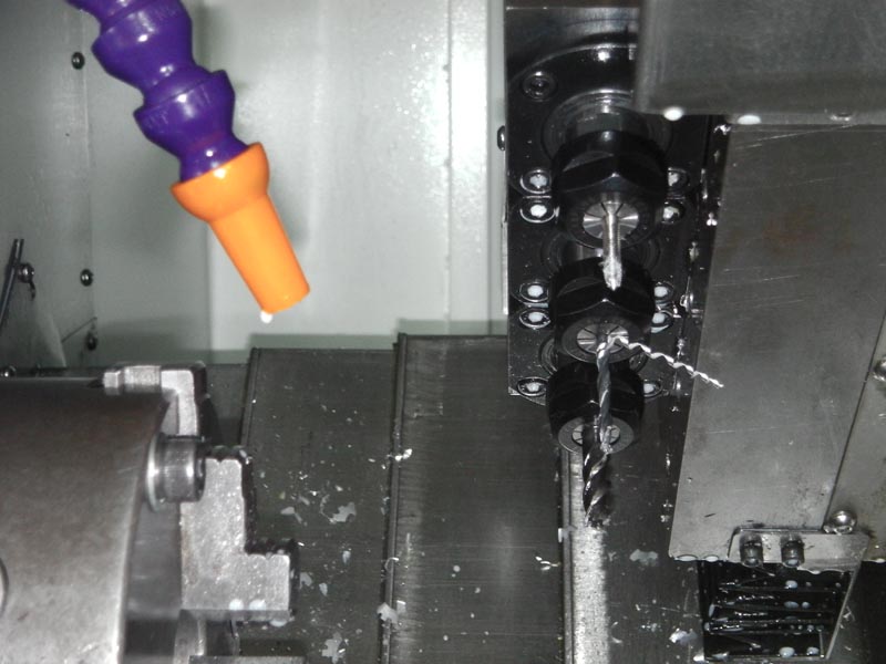  機(jī)床結(jié)構(gòu)特點(diǎn) Construction and feature of machine tool ■ 適用于重負(fù)荷和連續(xù)切削，可保持長(zhǎng)久的高精度和優(yōu)質(zhì)的表面精糙度。 ■ 高精度、高剛性、重負(fù)荷主軸。 主軸采用原裝進(jìn)口日本NSK或德國(guó)FAG P4級(jí)精密級(jí)主軸軸承 主軸采用原裝進(jìn)口日本NSK或德國(guó)FAG P4級(jí)精密級(jí)主軸軸承 主軸采用原裝進(jìn)口日本NSK或德國(guó)FAG P4級(jí)精密級(jí)主軸軸承 主軸采用原裝進(jìn)口日本NSK或德國(guó)FAG P4級(jí)精密級(jí)主軸軸承 主軸采用原裝進(jìn)口日本NSK或德國(guó)FAG P4級(jí)精密級(jí)主軸軸承，經(jīng)工程計(jì)算分析取得較佳化的跨距配置，配合獨(dú)特的迷宮式防水設(shè)計(jì)和散熱片式主軸箱設(shè)計(jì)，可達(dá)到更佳的防水防塵效果。引用高科技潤(rùn)滑技術(shù)及高剛性套筒結(jié)構(gòu)展現(xiàn)較佳穩(wěn)定性，能確保更大軸向剛性，徑向剛性及加工精度。采用專用主軸電機(jī)及進(jìn)口變頻器，實(shí)現(xiàn)大范圍自動(dòng)無級(jí)調(diào)速，整支主軸由臺(tái)灣普森專業(yè)主軸廠家生產(chǎn)。主軸軸承為前三后二排列,更能承受較強(qiáng)沖擊。主軸設(shè)計(jì)轉(zhuǎn)速可達(dá)8000rpm/min。 ■ 剛性好，操作、排屑方便。 高強(qiáng)度，床身傾斜45°，采用優(yōu)質(zhì)鑄鐵樹脂砂造型，并經(jīng)二次退火處理，保證鑄件穩(wěn)定性，緊密型筋骨板結(jié)構(gòu)，剛性好、抗震性強(qiáng)。