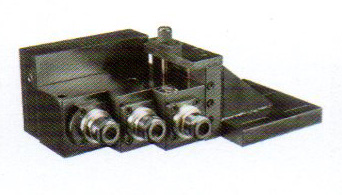 控制系統(tǒng)及主軸電機(jī)采用伺服主軸，加裝兩軸徑向或軸向伺服動(dòng)力頭。可實(shí)現(xiàn)主軸360度任意分度定位，鉆、攻、銑功能。